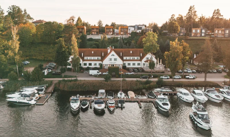 Hotel z jeziorem i łodziami