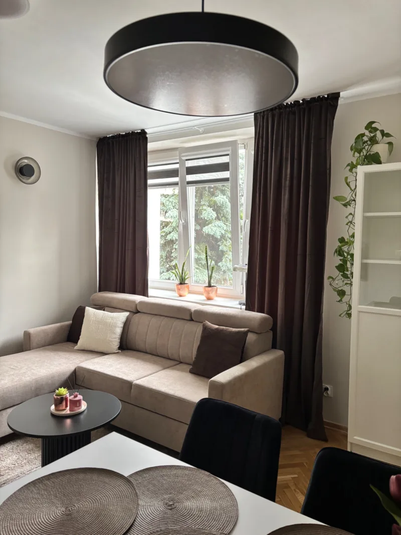 wnętrze apartamenty z widokiem na salon z sofą i stolikiem kawowym