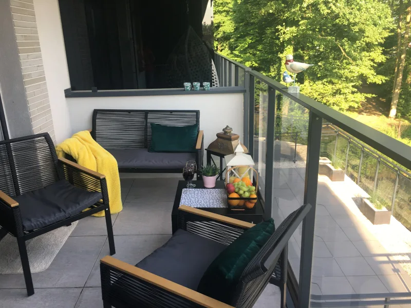 balkon z zestawem wypoczynkowym, kosz owoców na stoliku