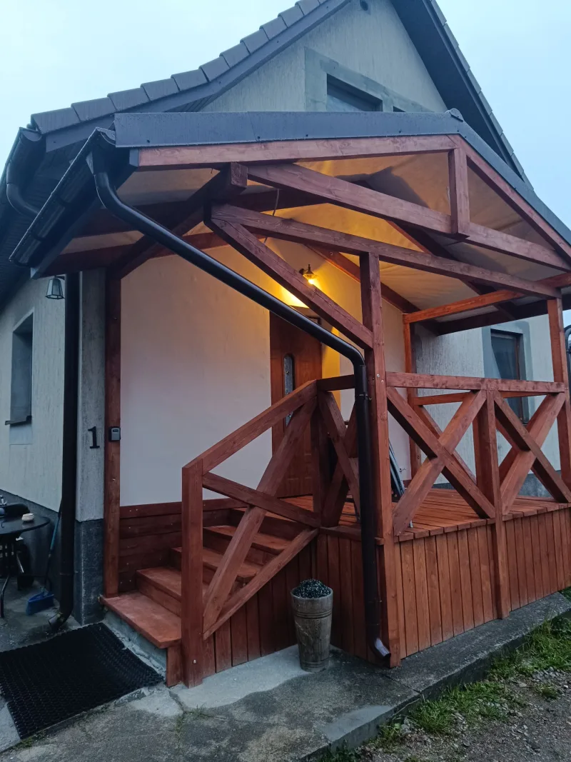 widok na dom z drewnianą werandą