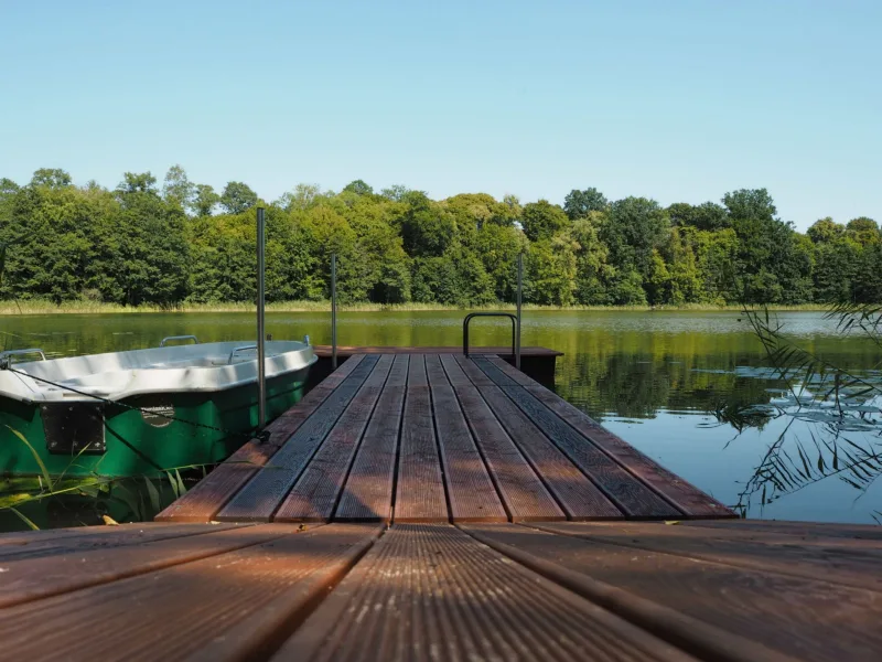 widok na jezioro z pomostem