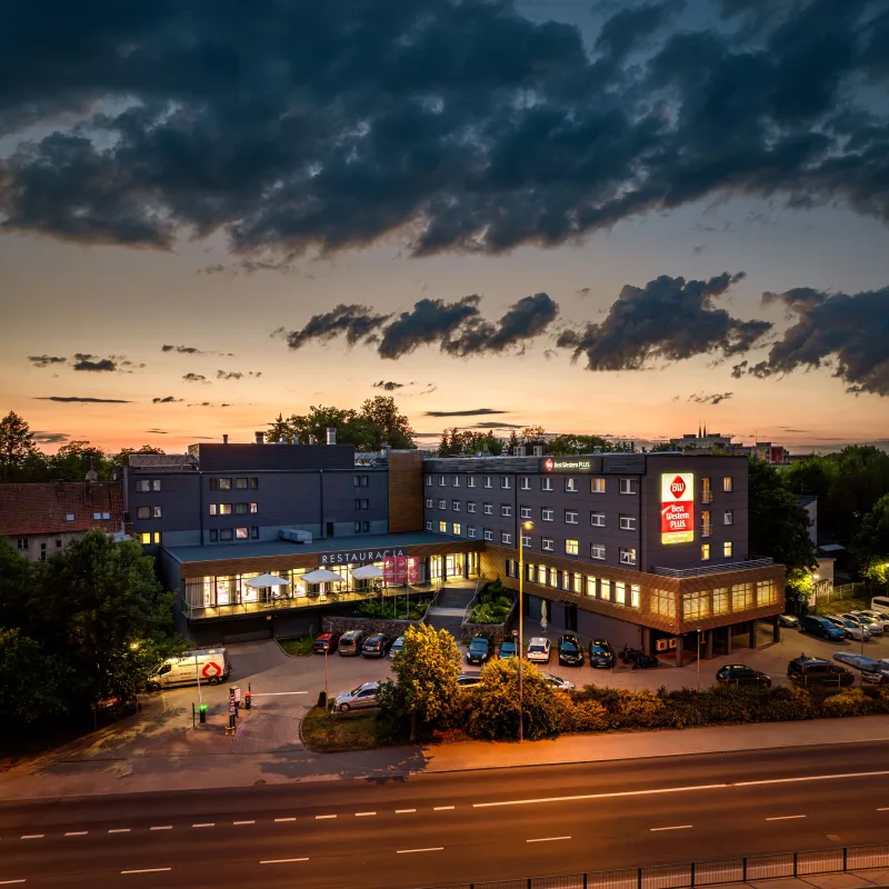 budynek hotelu z lotu ptaka o zachodzie słońca