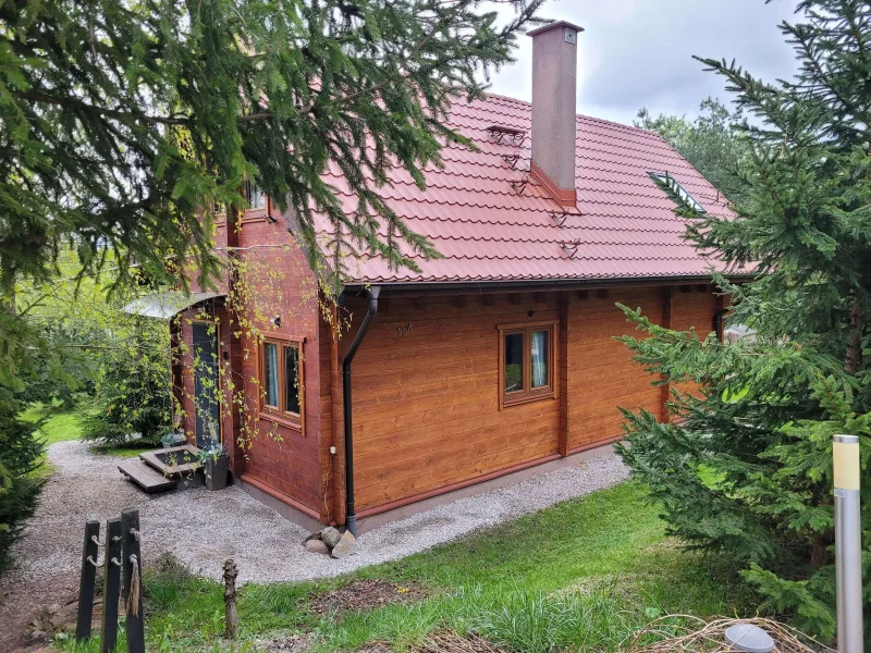 Drewniany dom między drzewami