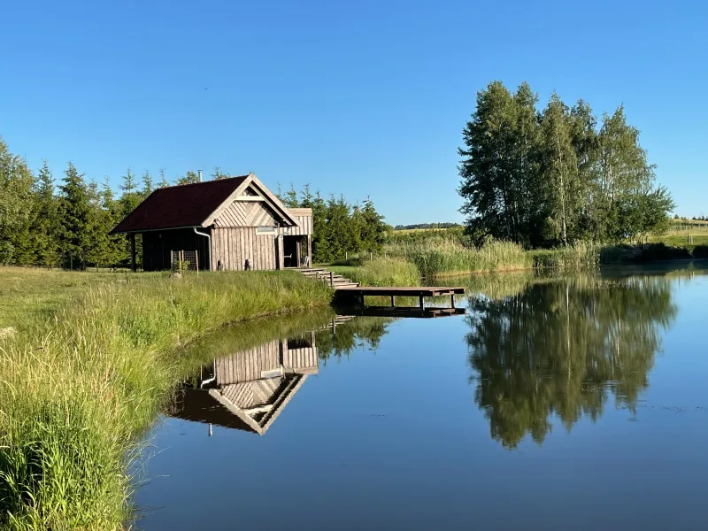 dom drewniany z widokiem na staw i pomost