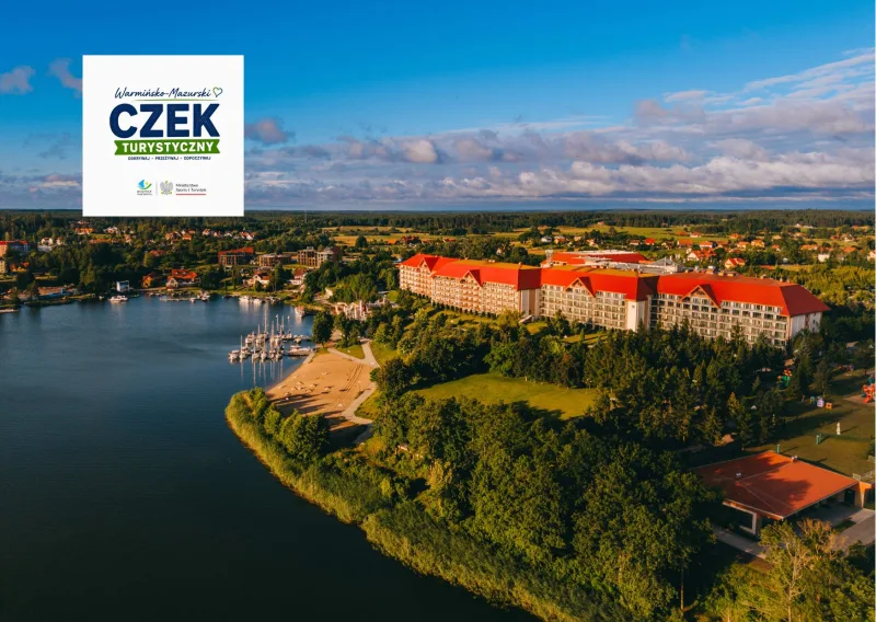 zdjęcie hotelu z lotu ptaka z widokiem na jezioro oraz miasto Mikołajki