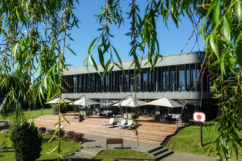 obiekt otoczony zielenią