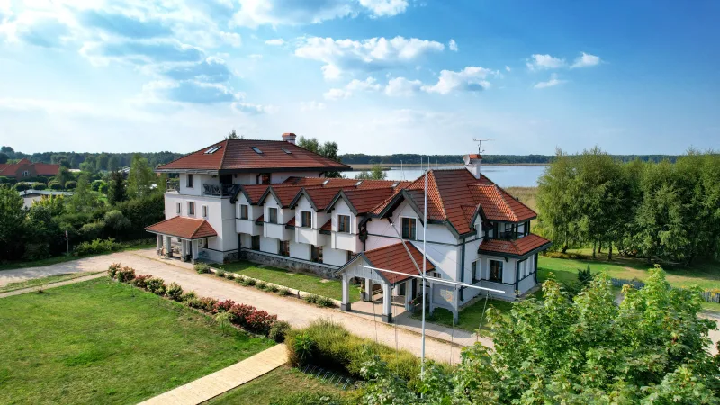 widok na budynek hotelowy, w oddali jezioro