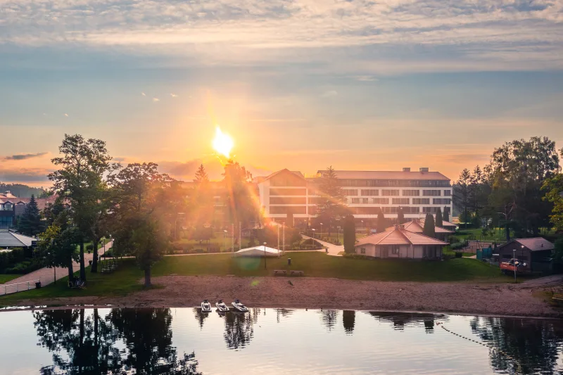 widok na hotel o zachodzie słońca