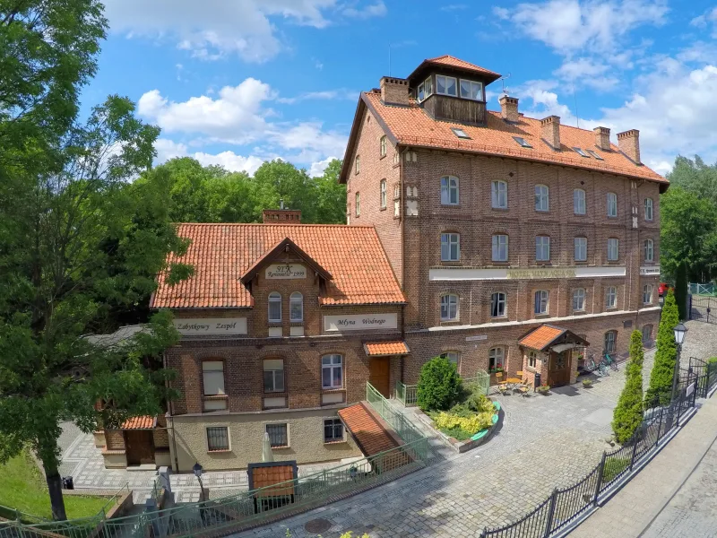 budynek hotelowy, zabytkowy z czerwonej cegły