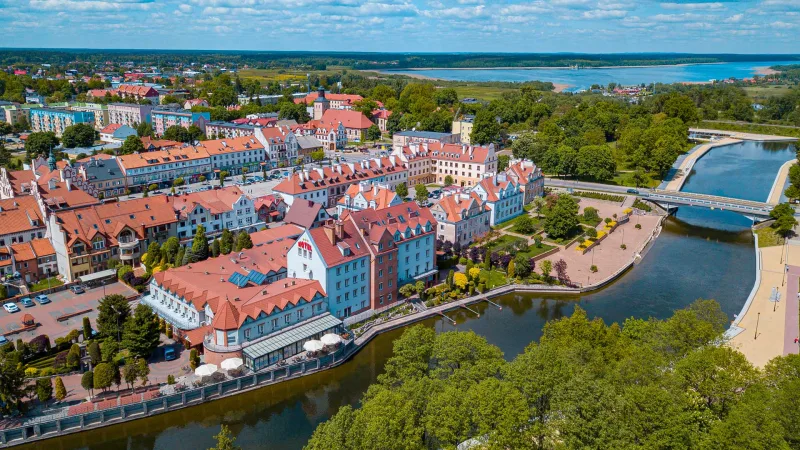 widok na hotel, miasto, rzekę, jezioro z lotu ptaka