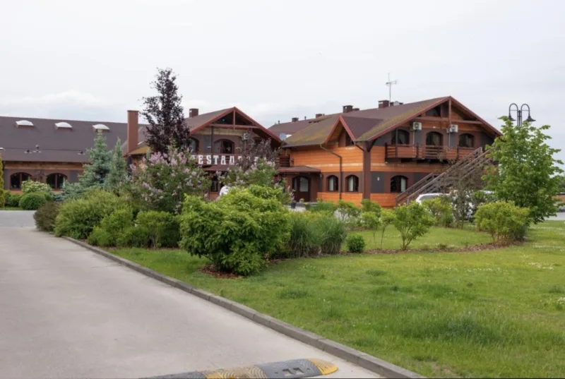Hotel na tle zieleni.