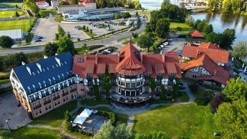 widok na hotel z lotu ptaka, w tle jezioro Jeziorak