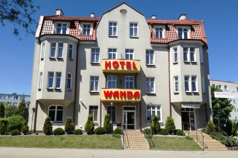 budynek z napisem Hotel WANDA