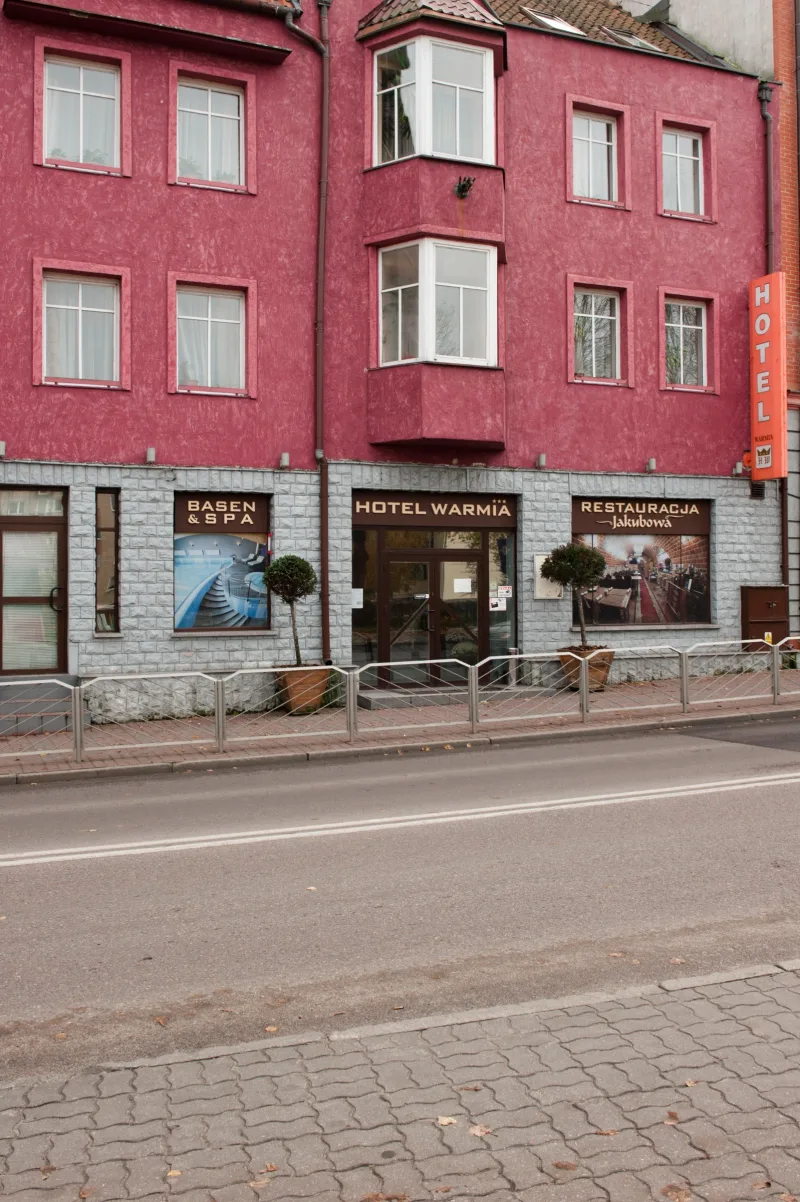 zdjęcie wejścia głównego do hotelu od strony ulicy