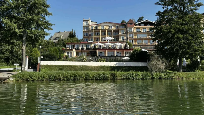 zdjęcie hotelu od strony jeziora