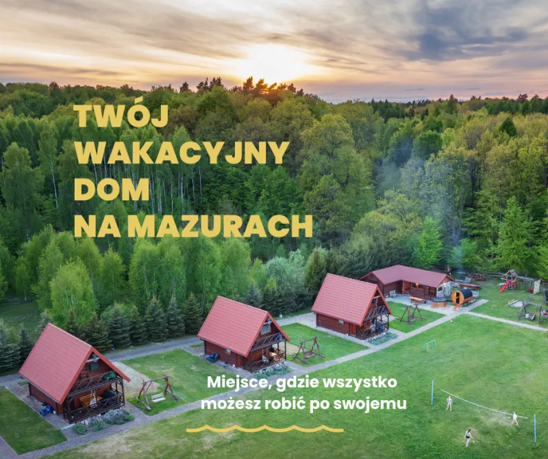 widok z lotu ptaka na las i drewniane domki, trawiaste boisko, plac zabaw, sauna