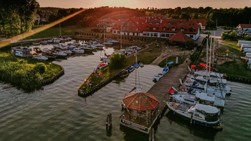 widok na hotel i port jachtowy